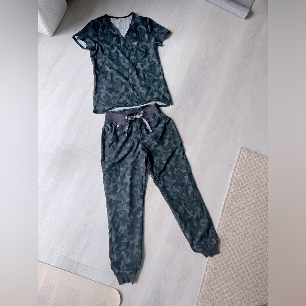 Figs Camouflage Track Pants & Joggers - Green
